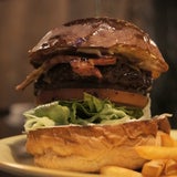 肉屋の称号にふさわしいハンバーガー！石神井公園ブッチャーズテーブルのベーコンチーズバーガーの記事画像